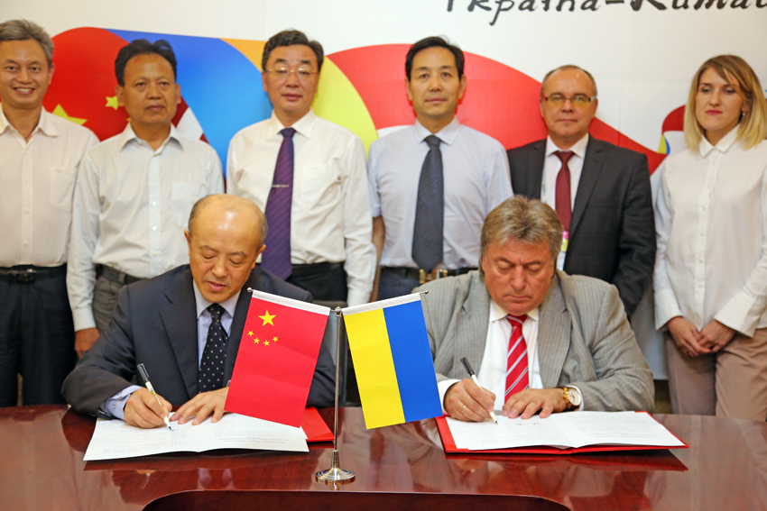 Підписання Меморандуму про співдружність і співробітництво між Центром оцінки запасів і ресурсів корисних копалин Міністерства земель і ресурсів КНР та Державною комісією України по запасах корисних копалин. Фото надане автором